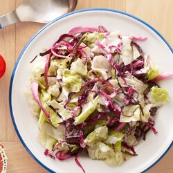 Салат Лонг-Бич из краснокочанной капусты, красного лука и сыра с плесенью