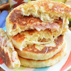 Сырные лепешки с начинкой