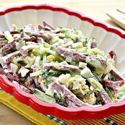 Салаты с копченой колбасой: 13 рецептов, варианты с фасолью, сухариками, капустой, кукурузой, огурцом, блинами, без майонеза