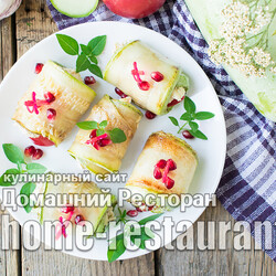 Рулетики из кабачков с куриным филе, сыром и помидорами