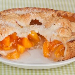Пирог с персиками - рецепты со свежими и консервированными персиками, с творогом и сливами, из слоеного, дрожжевого и песочного теста