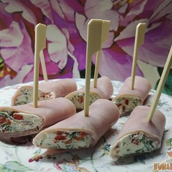 Рулетики из ветчины со сливочным сыром