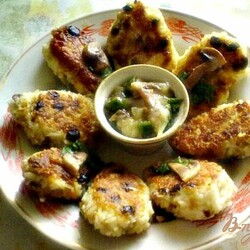 Рисовые котлеты с грибным соусом - пошаговый рецепт с фото