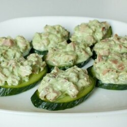Канапе из копченой курицы на свежих огурцах