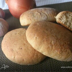 Пшенично-ржаные лепешки по рецепту Вильяма Похлебкина. Ингредиенты: пшеничная мука, ржаная мука, дрожжи сухие