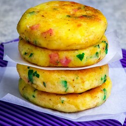 Сварили картофель, и через 10 минут аппетитные оладьи с ветчиной и зеленью у вас на столе