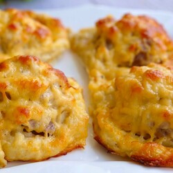 Новое блюдо из картофеля: аппетитные ватрушки с мясной начинкой на перекус для всей семьи (ВИДЕО)