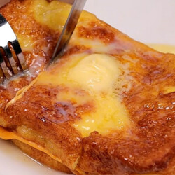 Тосты с сыром и сгущенкой - оригинальный рецепт для завтрака