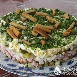 Салат с горошком и колбасой вар