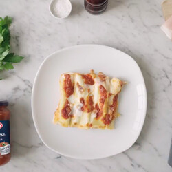 Каннеллони с Рикоттой, Моцареллой и соусом «Болоньезе»