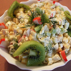 Салат с крабовыми палочками и киви
