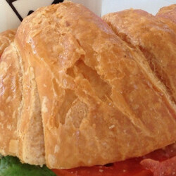 Kруассан с тунцом, листьями салата и помидорoм. Рецепт