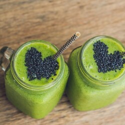 Антипохмельный смузи с бананом и шпинатом