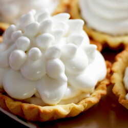 Пирожные с белковым кремом - 7 рецептов, как приготовить дома