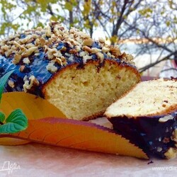 Апельсиновый кекс в шоколадной глазури. Ингредиенты: апельсиновый сок, растительное масло, сахар