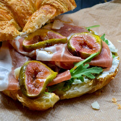 Круассаны с инжиром, сыром и прошутто - The-Challenger.ru