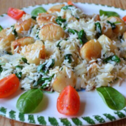 Морские гребешки с рисом и шпинатом