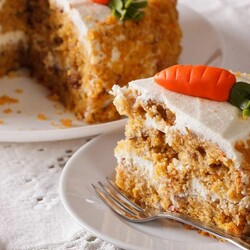 Пышный морковный торт с орехами и сметанным кремом