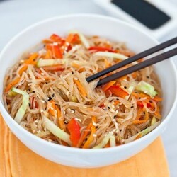 Салат с фунчозой