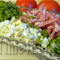 Салат с копченой грудинкой, яйцами и зеленым луком