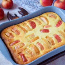 Творожная запеканка с манкой и яблоками в духовке