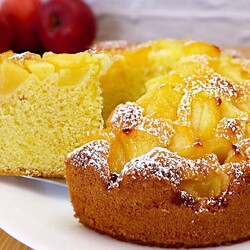 Просто выкладываю кусочки яблок сверху, и пирог получается как будто с кремом: на приготовления теста трачу не больше 10 минут