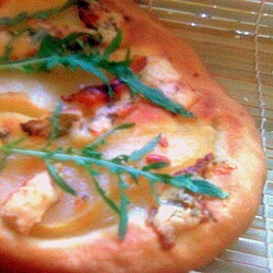 Лепешка с грушей, сыром dorblu и рукколой.