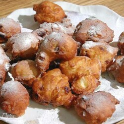 Пончики с изюмом, орехами и апельсиновыми цукатами. Ингредиенты: мука, изюм без косточек, апельсиновые цукаты