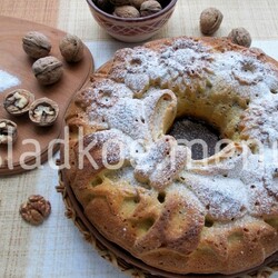 Кукурузный кекс с грецкими орехами