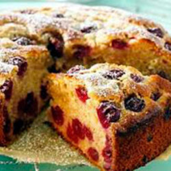 Заливной пирог на кефире с вишней – быстро, просто и вкусно