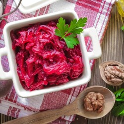 Оригинально и вкусно: три салата из свеклы. Винегрета здесь не найдете