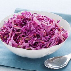 Салат с краснокочанной капустой, морковью и яблоками