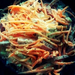 Салат с колбасой и сухариками