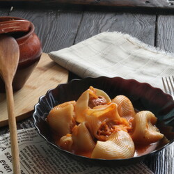 Макароны сапожки фаршированные с фаршем – рецепт в духовке и на сковороде