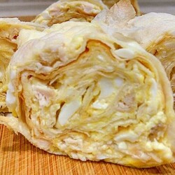 Закуска из лаваша с сыром, яйцами и курицей
