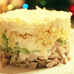 Слоеный салат с ананасами: 7 свежих рецептов |