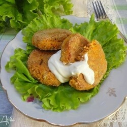 Котлеты из молодой моркови с фетой и орехами. Ингредиенты: морковь тертая, изюм белый, овсяные отруби