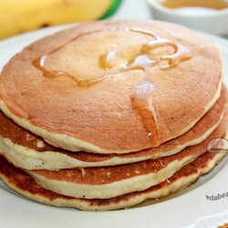 Панкейки с бананом. Ингредиенты: мука, молоко, банан, яйцо, мед