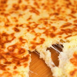 Чем больше сыра, тем вкуснее: ленивый хачапури на сковороде за 11 минут (ВИДЕО)