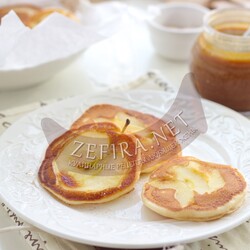 Вкусные оладьи с яблоками