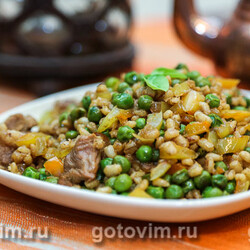 Перловка с мясом, зеленым горошком и сладким перцем. Рецепт с фото