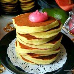 Панкейки-башенки с авокадо на простокваше. Ингредиенты: авокадо, простокваша, яйца куриные