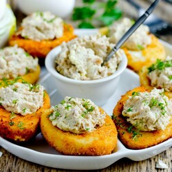 Жареные фаршированные яйца с тунцом