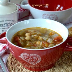 Баклажановый суп с нутом и помидорами