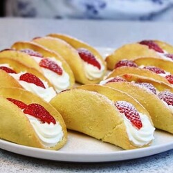 Бисквитные пирожные с клубникой! Очень красиво и оригинально