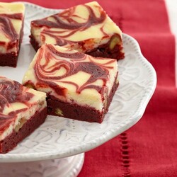 Пирожные брауни «Красный бархат с завитками»