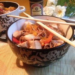 Соба с курицей и овощами