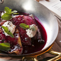 Блинчики креп со свеклой, черной смородиной и сыром Рикотта. Рецепт