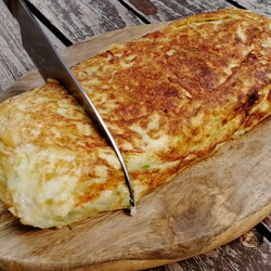 Оригинальный способ приготовления: готовим сытный яично-кабачковый рулет. Идеально на завтрак для всей семьи (ВИДЕО)