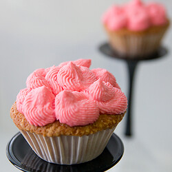 Клубнично-базиликовые капкейки с крем-чизом | Простые кулинарные рецепты с фотографиями